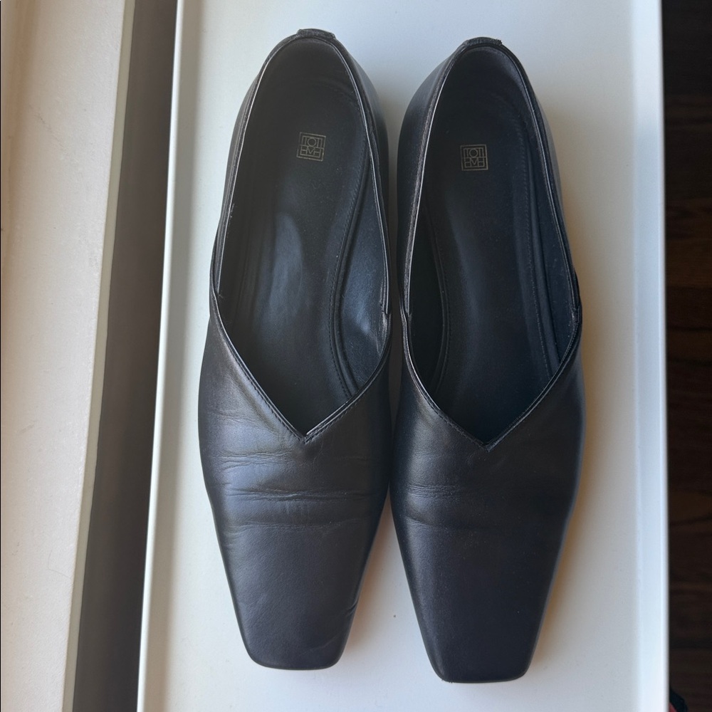 Toteme The Everyday Black Leather Flats